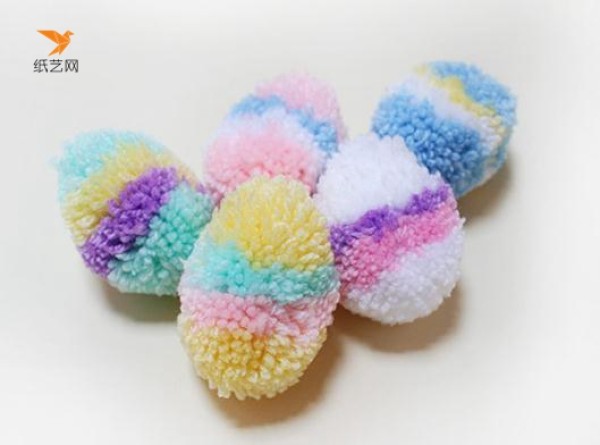 Tutorial on how to make fluffy Easter eggs with yarn balls