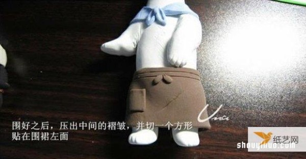 Tutorial on how to make a personalized white bear using clay