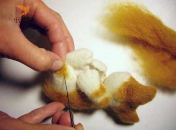 Tutorial on wool felt and you may accidentally mistake it for real wool felt. Tutorial on making a sleeping cat in wool felt.