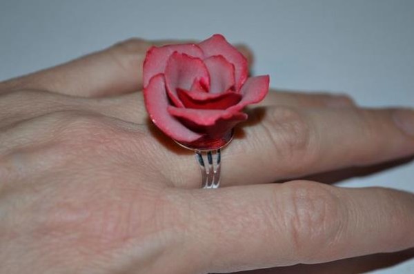 Tutorial on how to make a red rose ring made of ultra-light clay