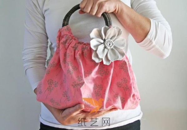 Tutorial on making Mother’s Day gift with large fabric flowers