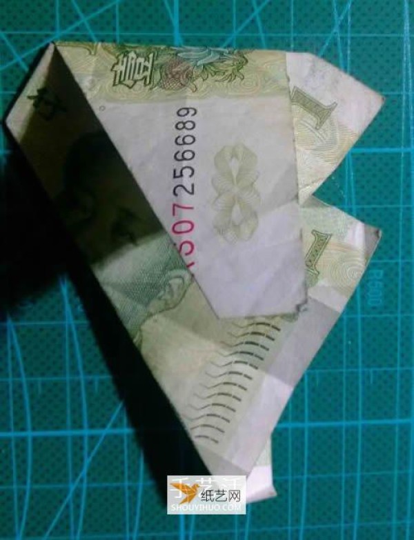 Illustration of how to fold a hexagonal badge using one-yuan banknotes