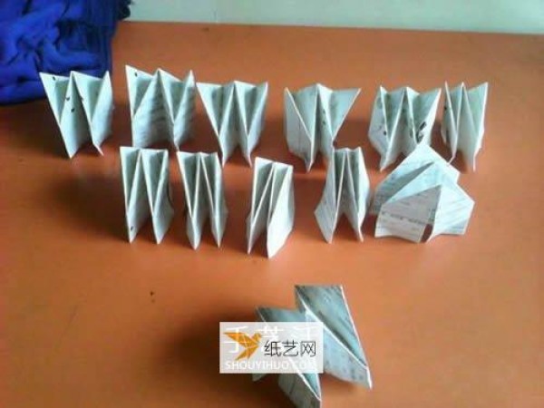 Illustration of how to fold paper fireworks by hand