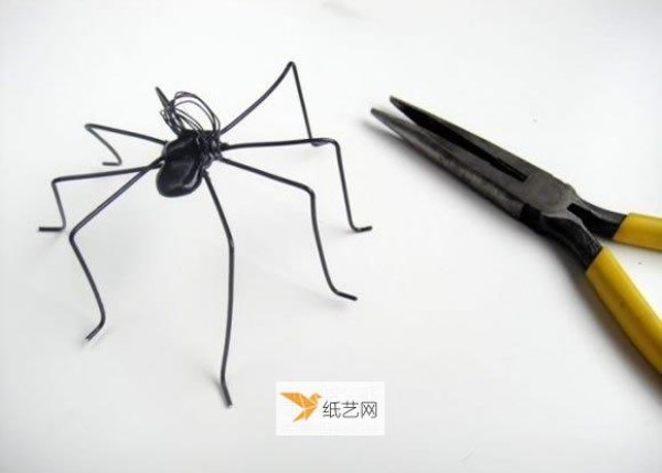 Use Wire to Make Cute Halloween Spider Note Holders