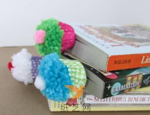 Beautiful cupcake yarn ball bookmark making tutorial