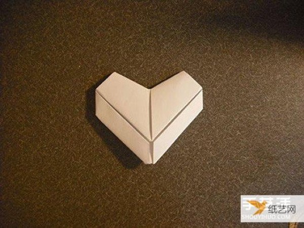 A step-by-step illustration of how to fold a very delicate three-dimensional paper heart