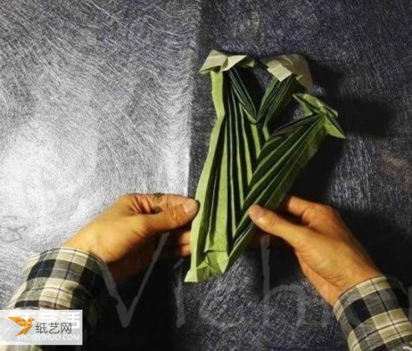 Illustrated tutorial on folding a Sansheng rose from a piece of paper