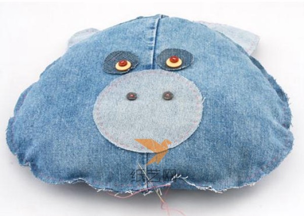 Tutorial on making cute little animal pillows by transforming jeans