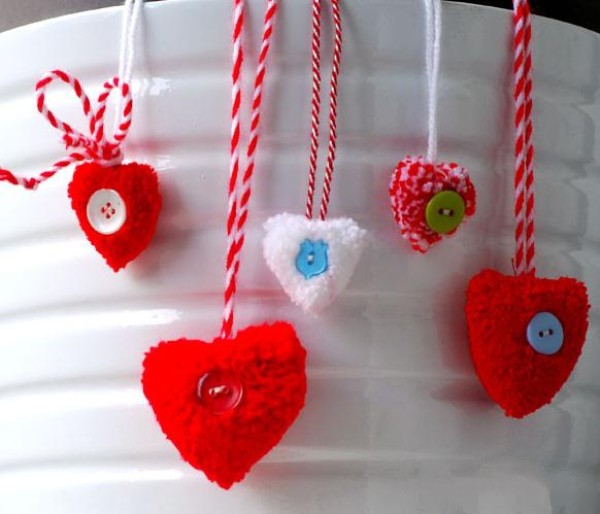 Tutorial on making a yarn ball heart-shaped necklace for Valentine’s Day gift in three minutes