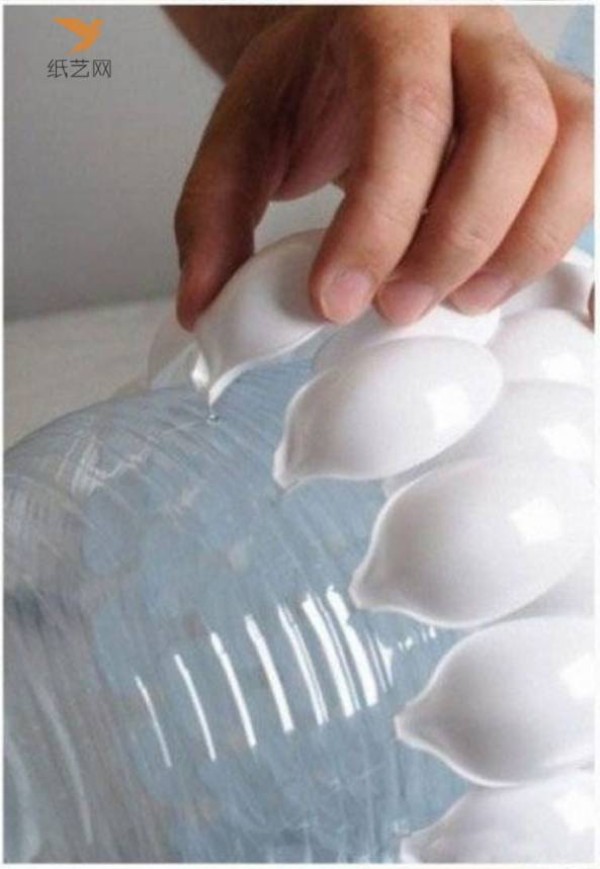 Tutorial on turning waste into treasure: a petal pineapple-shaped lampshade made from disposable plastic spoons and large mineral water buckets