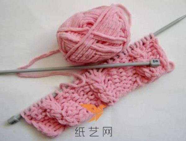 Tutorial on making a pink crochet storage tube for New Year’s gifts