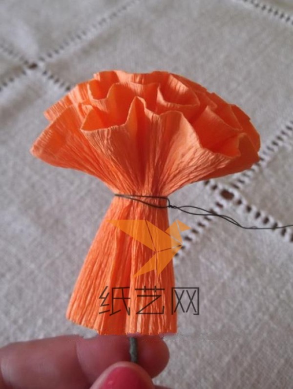 Tutorial on how to make beautiful crepe paper artificial flowers, paper art flowers, artificial carnations and Mother’s Day gifts.