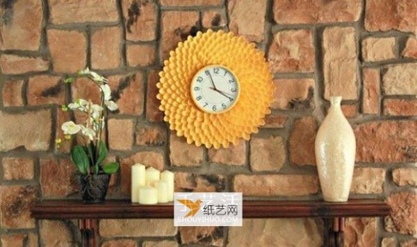 Reuse disposable spoons to create a beautiful wild chrysanthemum wall clock illustration