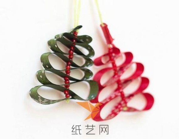 Christmas decoration tutorial for making small Christmas tree hanging ornaments