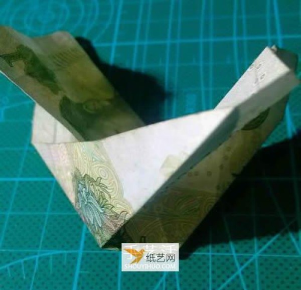 Illustration of how to fold a hexagonal badge using one-yuan banknotes