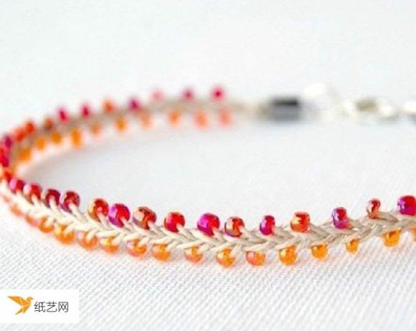 The weaving method of the two-color beaded bracelet feels particularly cute and fresh