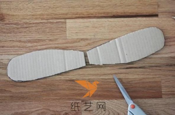 Use old cardboard waste to make a small airplane as a Children’s Day gift