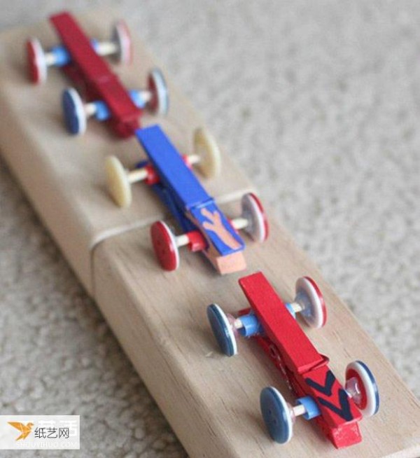 How kindergarten children use wooden clamps to make beautiful cars