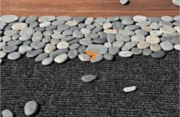 Turn waste into treasure and use small stones to decorate old carpets with a different sense of decoration