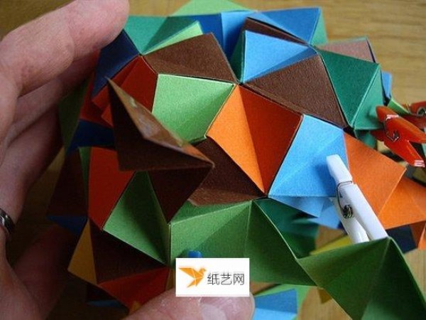 Illustration of the specific steps of folding beautiful paper balls