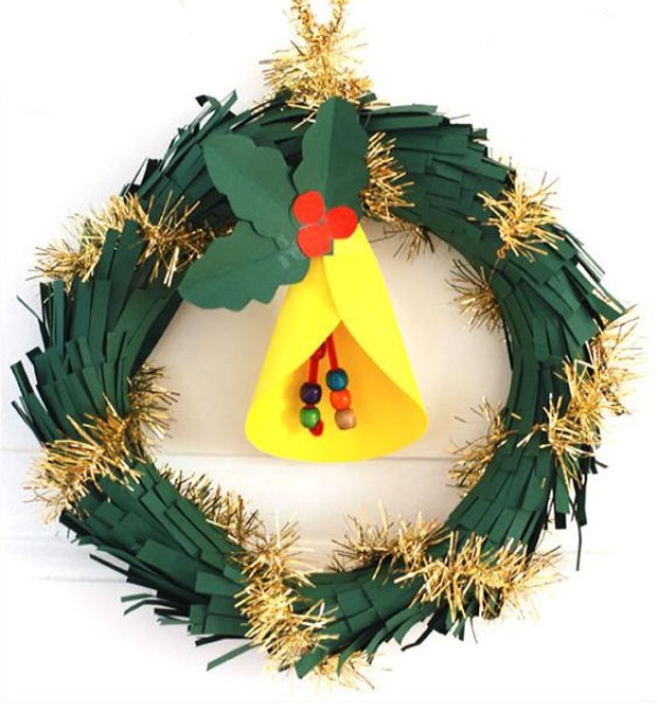 A step-by-step tutorial on how to make a Christmas wreath decoration