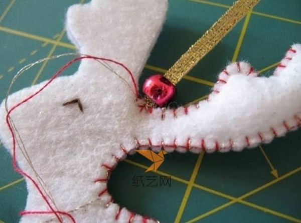 Use non-woven fabric to make small Christmas reindeer Christmas tree decorations