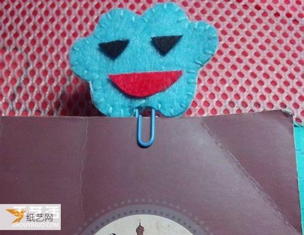 Tutorial on how to make ugly fabric cloud bookmarks using non-woven fabrics