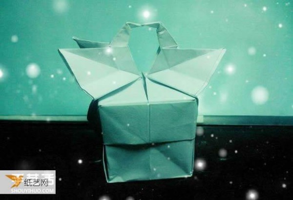 Illustration of a very beautiful hand-folded box with paper crane packaging