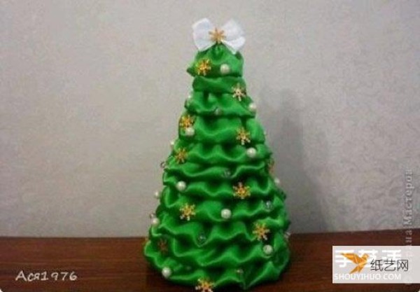 An illustrated tutorial on how to make a simple three-dimensional silk Christmas tree worth learning