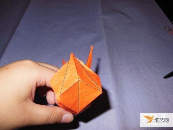 A step-by-step illustrated tutorial on the manual folding of a beautiful and exquisite paper sailboat