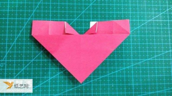 Hand-folded Valentines Day LOVE heart-shaped origami illustration tutorial