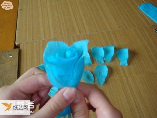 How to make roses from crepe paper by hand