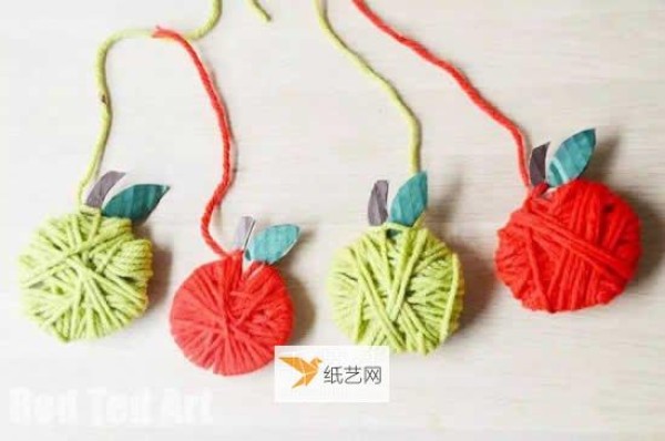 Kindergarten children learn to make apples using cardboard and wool