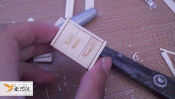 A complete step-by-step guide to hand-making a realistic villa model using disposable chopsticks