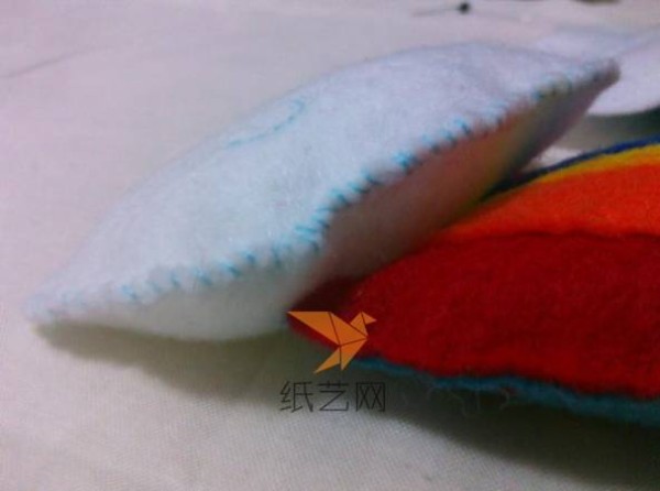 DIY tutorial for cute rainbow cloud Christmas gifts made from non-woven fabrics