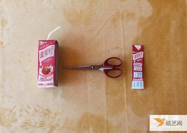 How to make a personalized and creative desk lamp from waste milk cartons