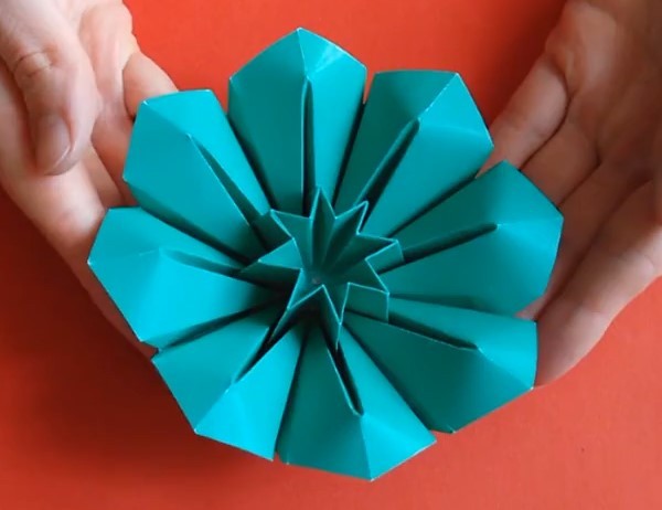 Detailed video tutorial on manual folding of three-dimensional origami flowers