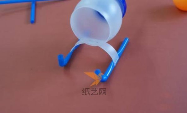 Use waste beverage bottles to make cute helicopter toys