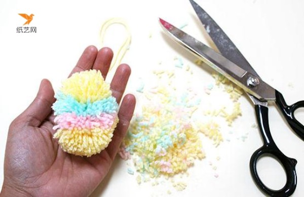 Tutorial on how to make fluffy Easter eggs with yarn balls