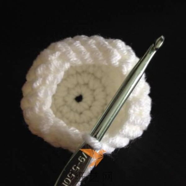 Crochet tutorial for making a pair of sweet little snowmen for Valentine’s Day gift