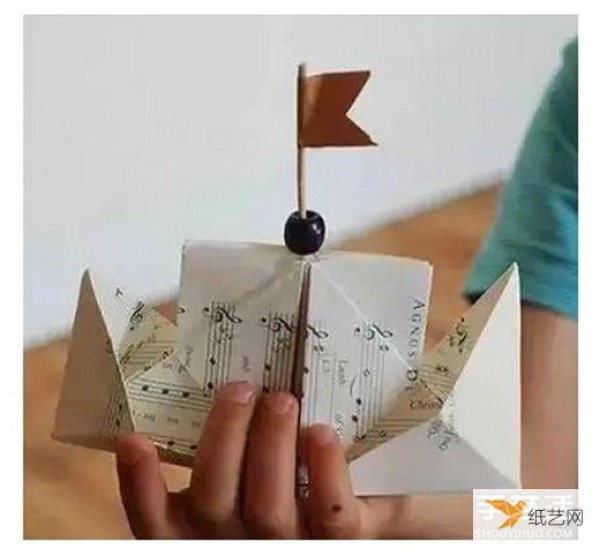 Illustrated tutorial on how to fold a particularly simple origami ship for children