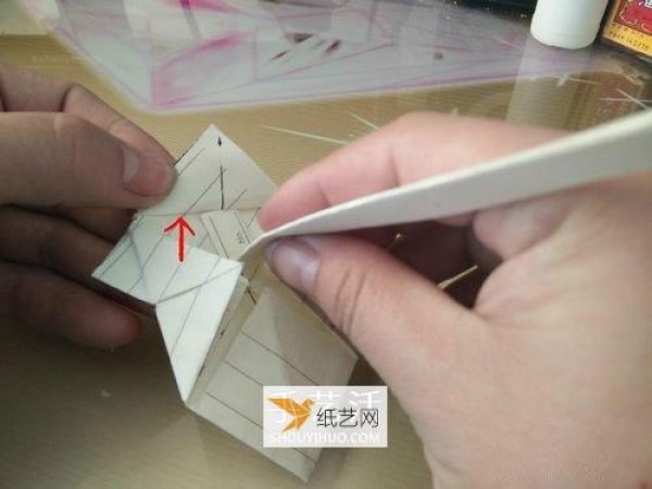 Illustration of the folding method of the origami pig that can move on its own