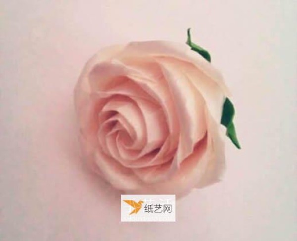 Step-by-step illustration of how to fold paper roses