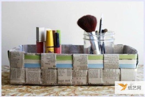 Share an illustration of how to use waste newspapers to make woven baskets