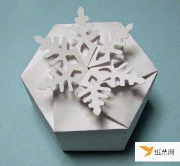 Illustration of how to make a particularly beautiful snowflake Christmas gift box