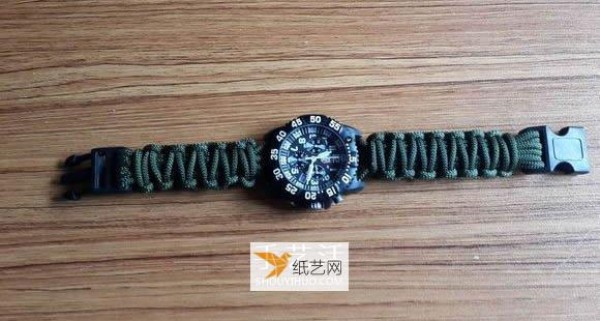 The handmade process of using paracord to weave watch straps