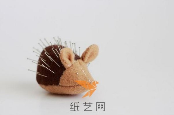 Cute little hedgehog pin-making tutorial