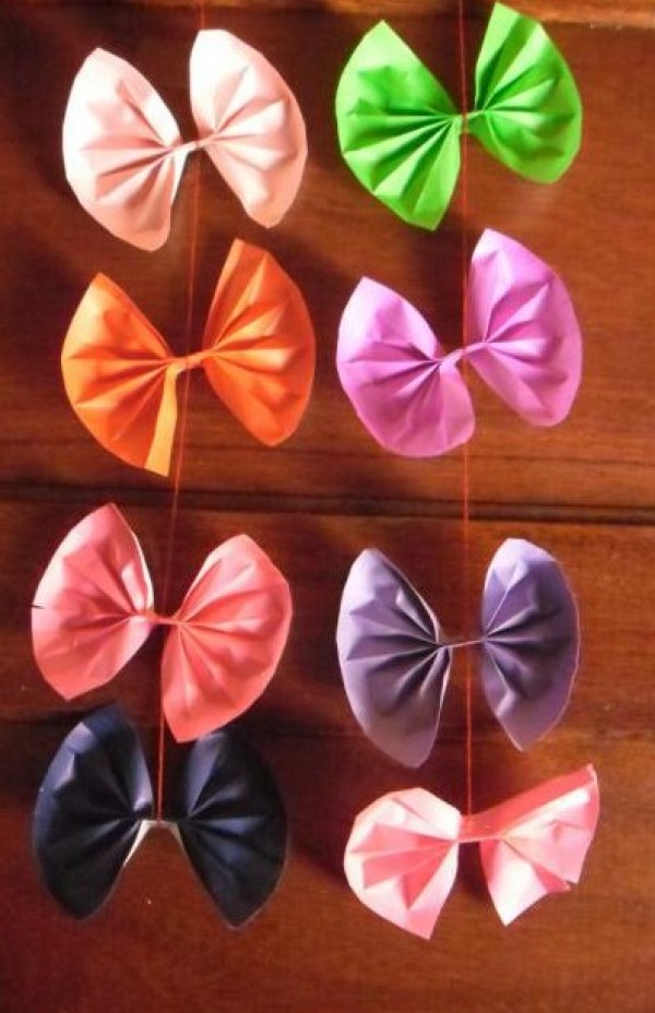 Illustrated tutorial on how to make simple origami decorative small butterflies.