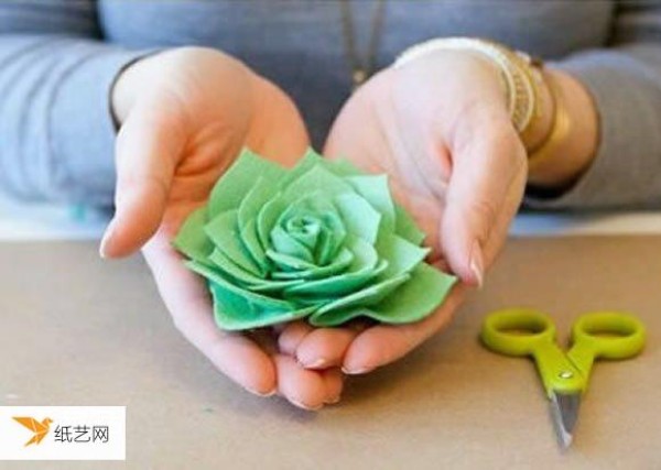 Illustrated tutorial on how to make roses by hand using non-woven fabrics