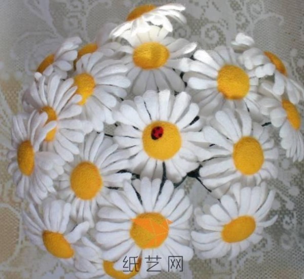 Tutorial on how to make a fresh wool felt daisy flower arrangement in spring